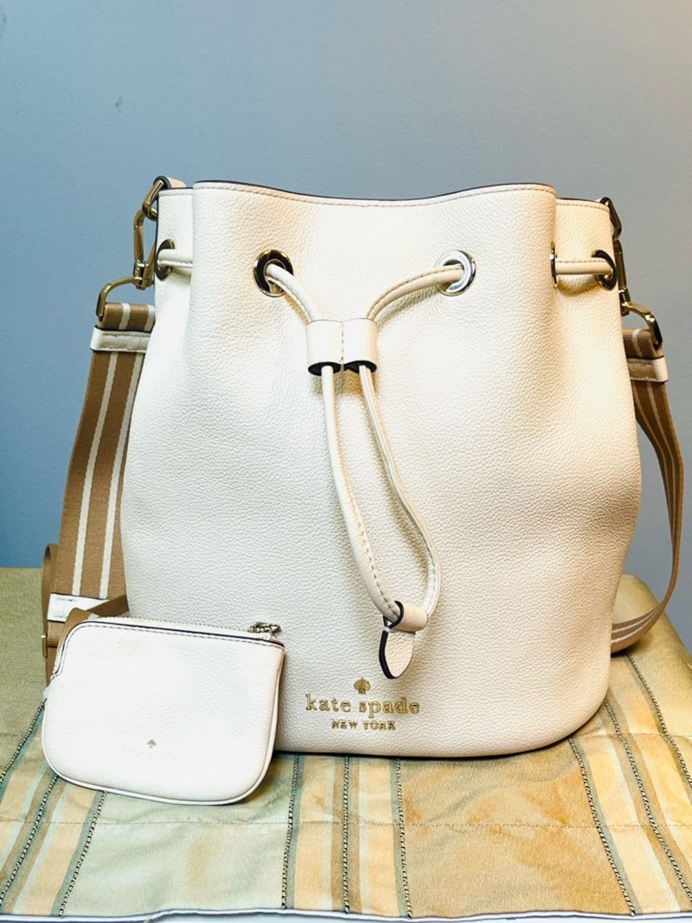 KATE SPADE ROSIE LARGE BUCKET BAG IN PARCHMENT ADJUSTABLE STRAP WITH COIN PURSE